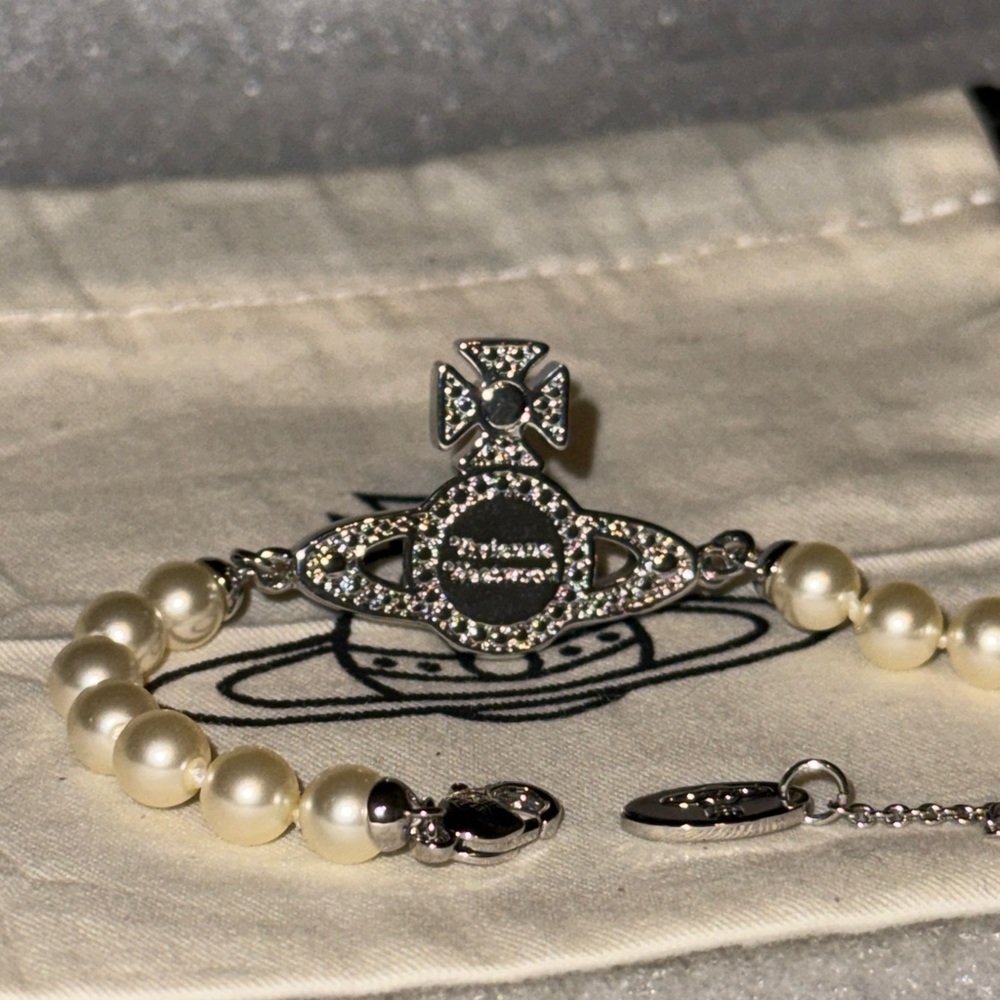Vivienne Westwood Roxanne pearl bracelet with a pink enamel orb Brand New - Picture 5 of 6